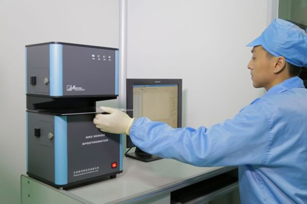 Full-wave optical property tester tests the glass for transmittance and reflectivity